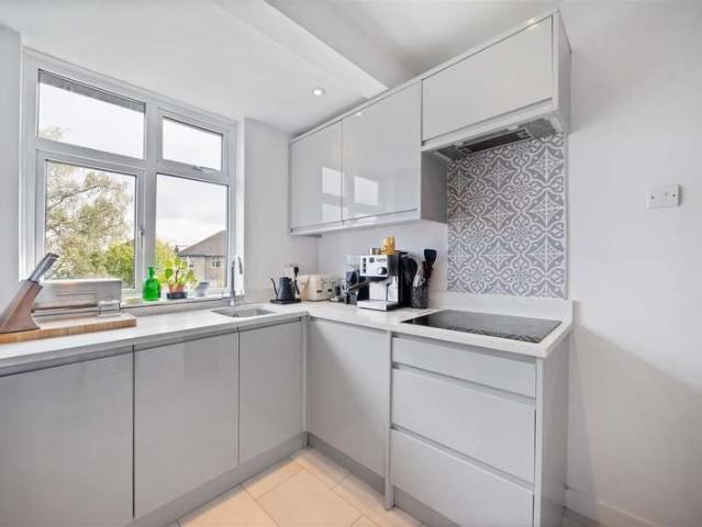 Maisonette for sale in London Borough of Merton, Raynes Park