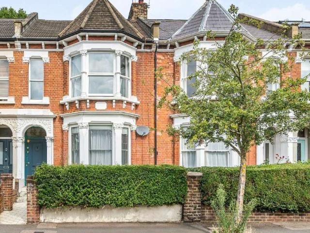 Maisonette for sale in Stoke Newington, Greater London
