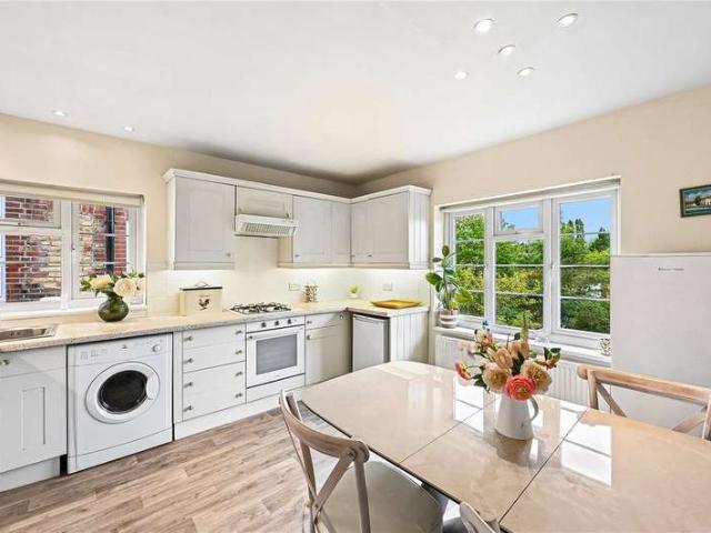 Maisonette for sale in Elmers End, Greater London