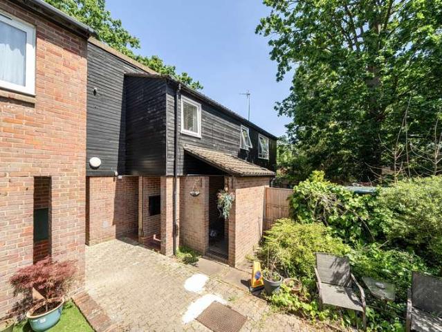 Maisonette for sale in Northwood, Greater London