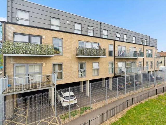 Maisonette for sale in Marks Gate, Greater London