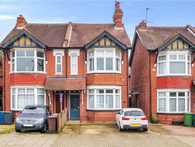 Maisonette for sale in Pinner, Greater London