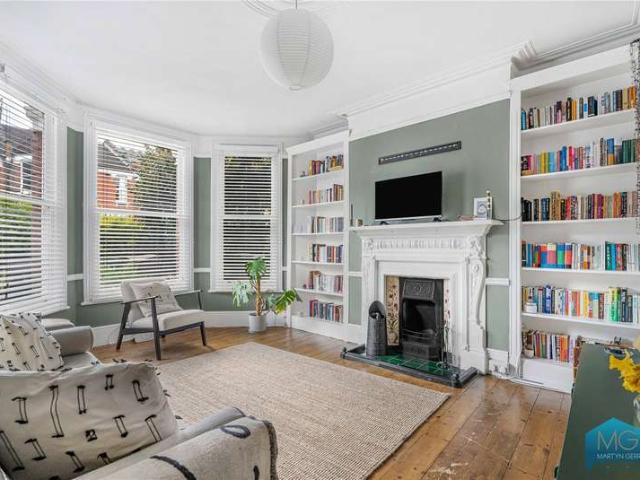 Maisonette for sale in Muswell Hill, Greater London