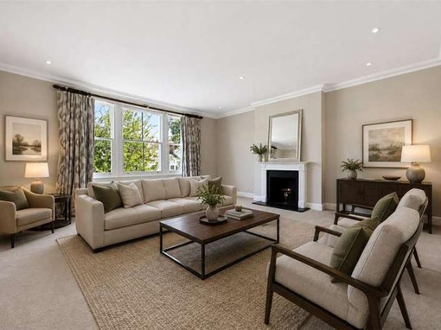 Maisonette for rent in Kensington, Greater London