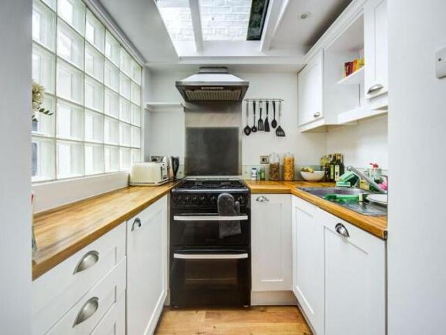 Maisonette for rent in Cat Hill