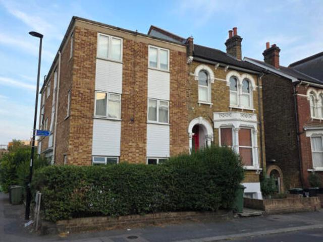 Maisonette for rent in Cat Hill