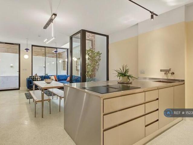 Maisonette for rent in Cat Hill