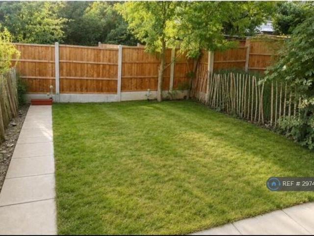 Maisonette for rent in Navestock Side