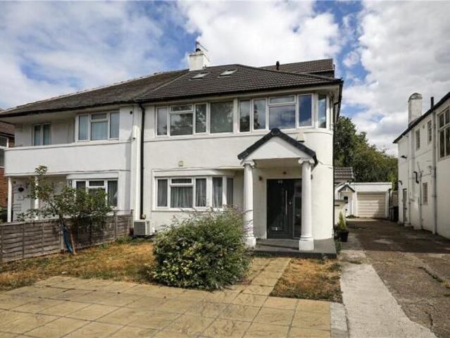 Maisonette for rent in London Borough of Merton, Raynes Park
