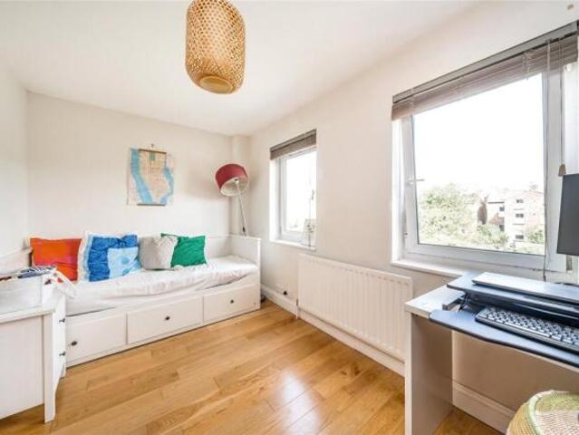 Maisonette for rent in Cat Hill