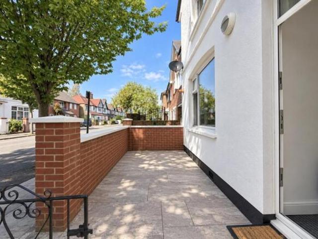 Maisonette for rent in Cat Hill