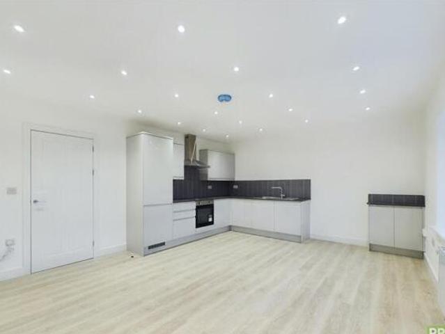 House for rent in Heol-las, Surrey