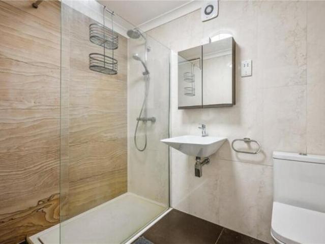 Maisonette for rent in Cat Hill