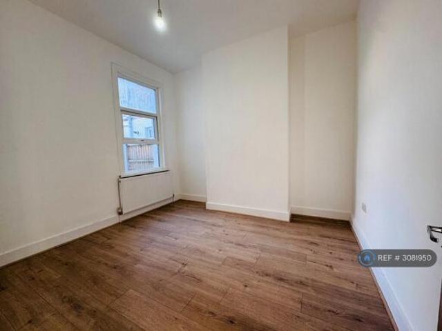 Maisonette for rent in Cat Hill, England