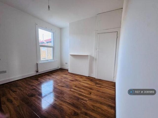 Maisonette for rent in Cat Hill, England