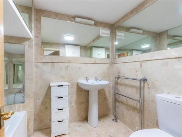 Maisonette for rent in Cat Hill