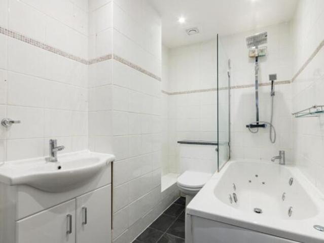 Maisonette for rent in Cat Hill