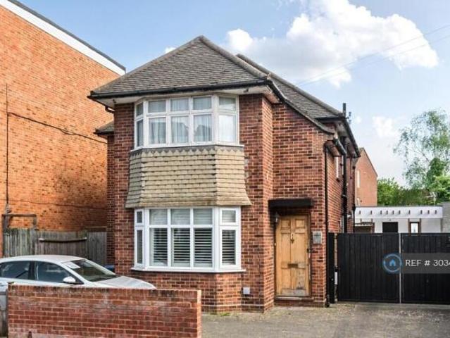 Maisonette for rent in Cat Hill