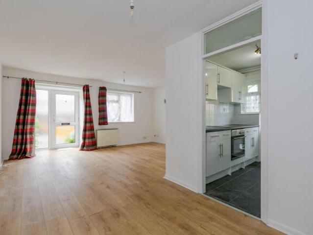 Maisonette for rent in Guildford Park, Westborough