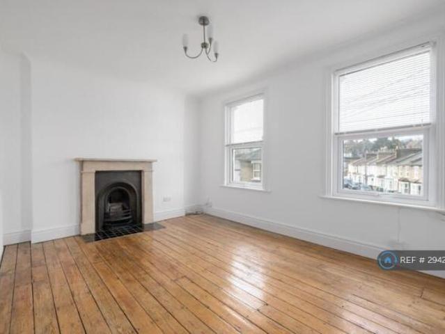 Maisonette for rent in Cat Hill