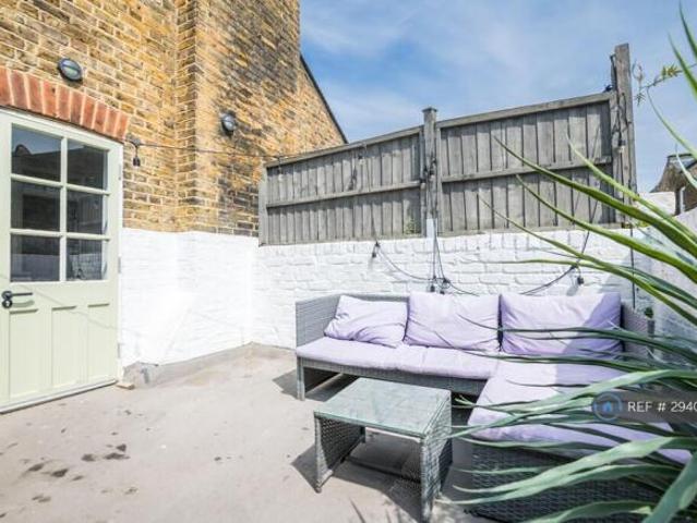 Maisonette for rent in Cat Hill