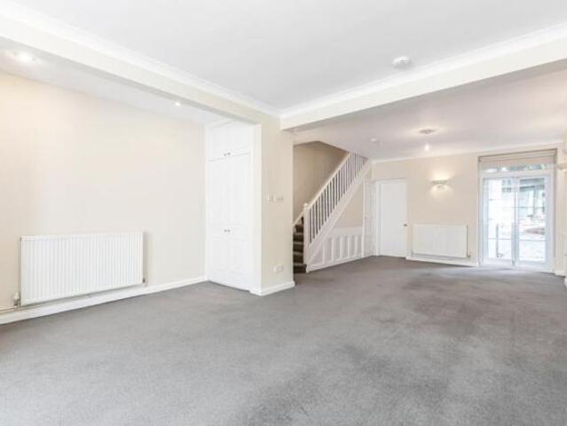 Maisonette for rent in Cat Hill