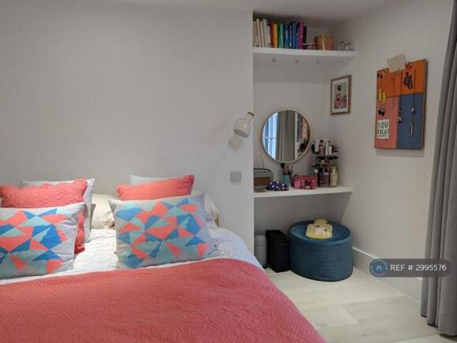 Maisonette for rent in Cat Hill