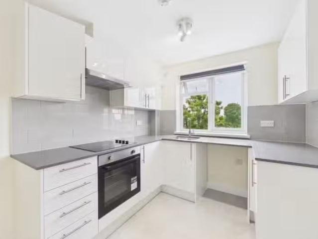 House for rent in Heol-las, Surrey