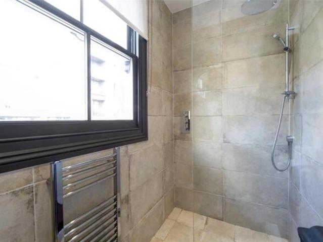 Maisonette for rent in Cat Hill