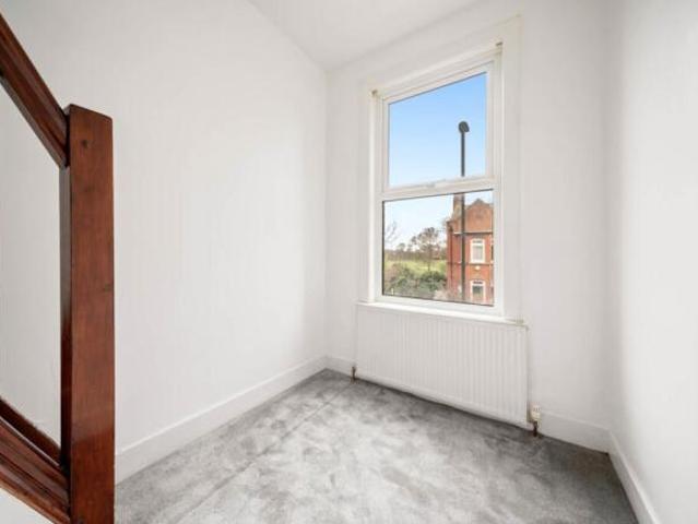 Maisonette for rent in Cat Hill