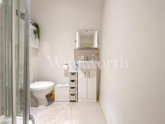 Maisonette for rent in Cat Hill
