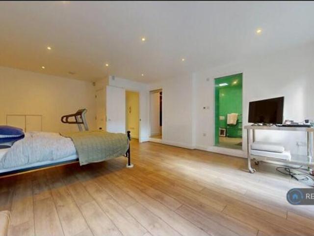 Maisonette for rent in Cat Hill, England