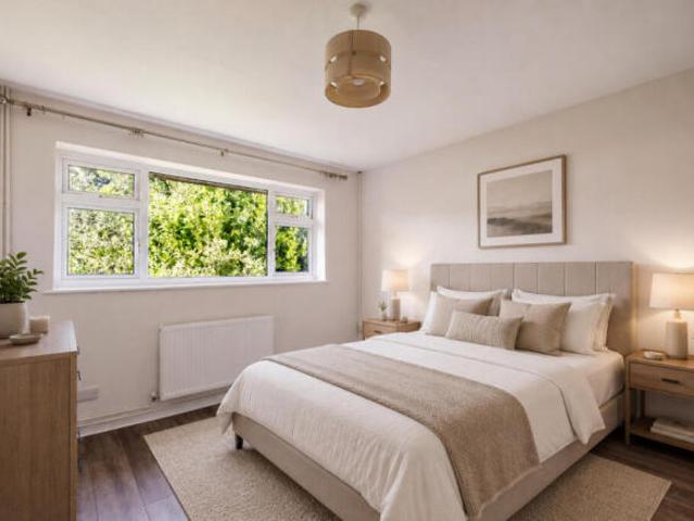 Maisonette for rent in Navestock Side