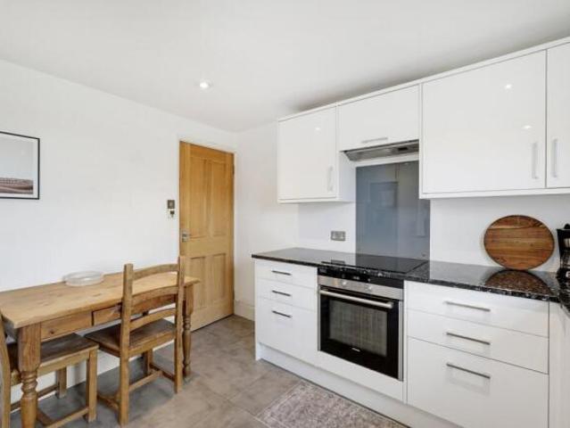 Maisonette for rent in Cat Hill