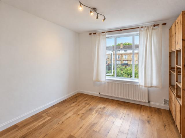Maisonette for rent in Cat Hill, England