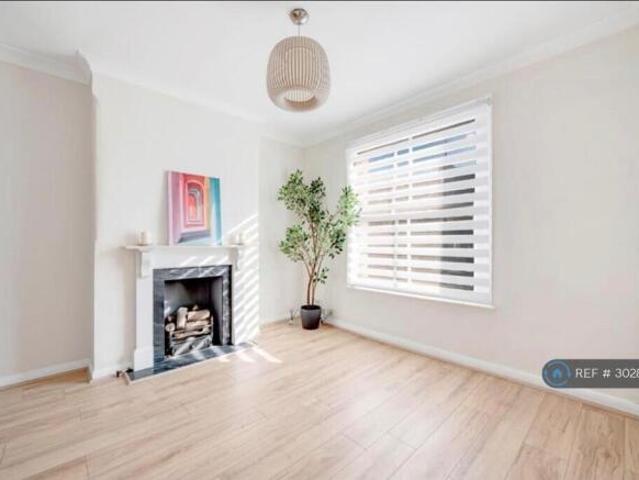 Maisonette for rent in Cat Hill