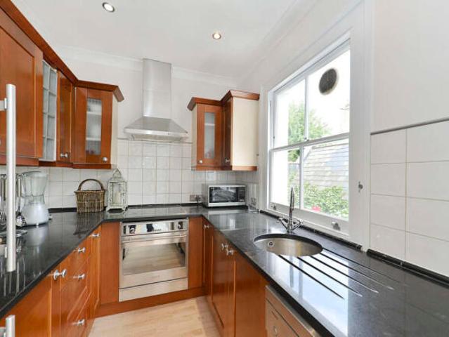 Maisonette for rent in Cat Hill