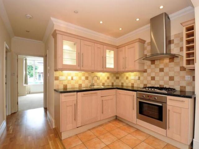 Maisonette for rent in London Borough of Merton, Raynes Park