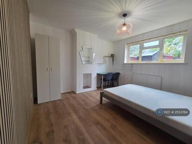 Maisonette for rent in Cat Hill, England