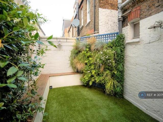 Maisonette for rent in Cat Hill, England