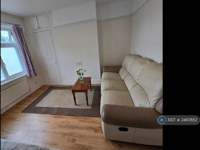 Terraced House for rent in Uxbridge