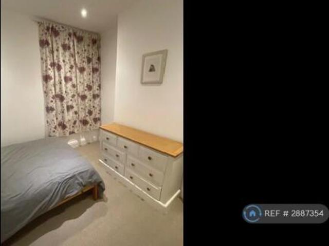 Maisonette for rent in Cat Hill, England