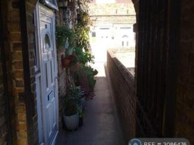 Maisonette for rent in Cat Hill, England