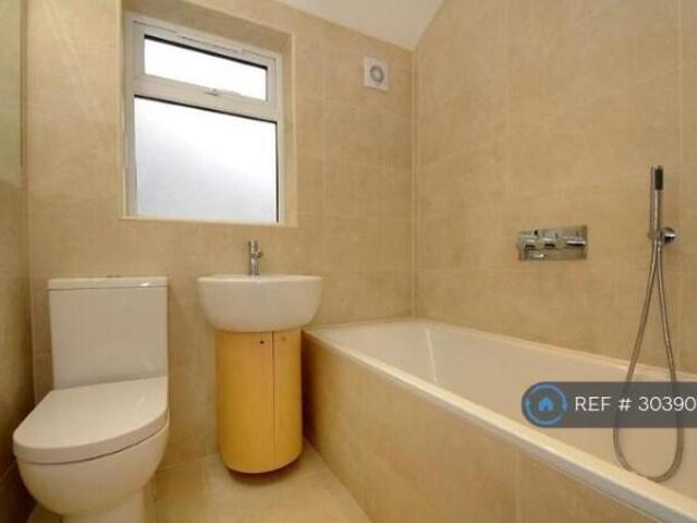 Maisonette for rent in Cat Hill
