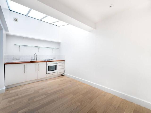 Duplex for rent in Westbourne Green
