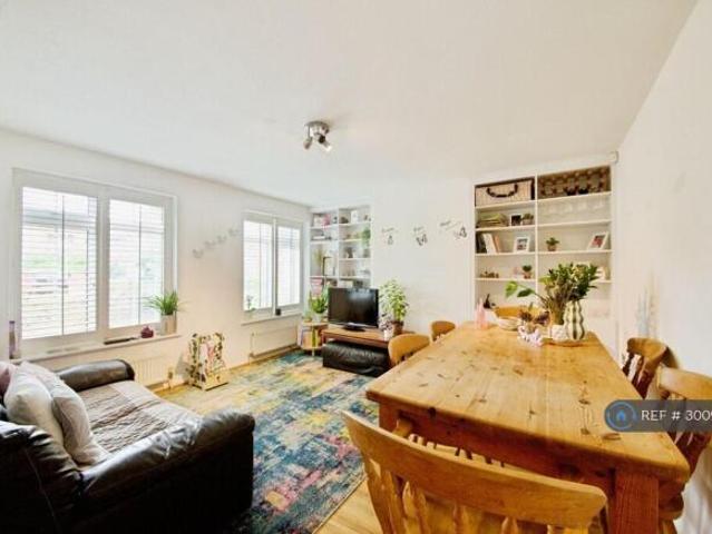 Maisonette for rent in Cat Hill