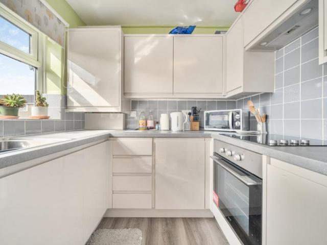 Flat for sale in Compton Acres, Barton In Fabis