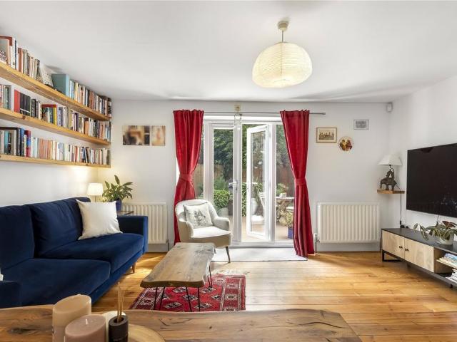 Flat for sale in Colney Hatch, Greater London