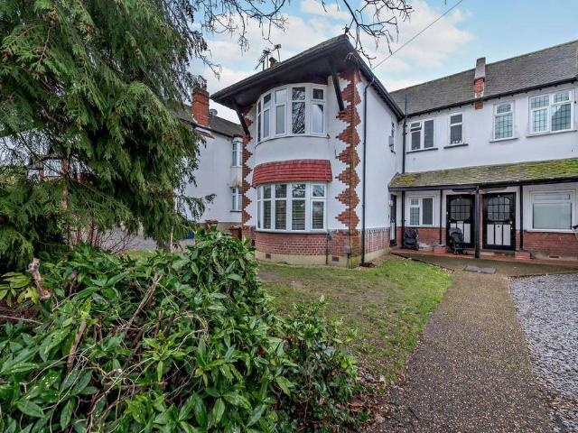 Flat for sale in Pinner, Greater London