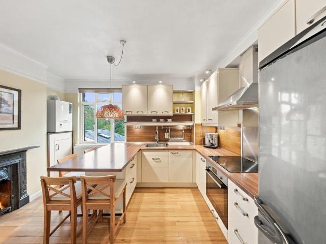 Flat for sale in Sparrow Farm, Greater London
